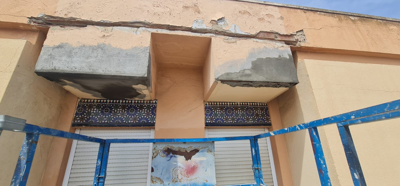 Balcón deteriorado antes de la reparación
