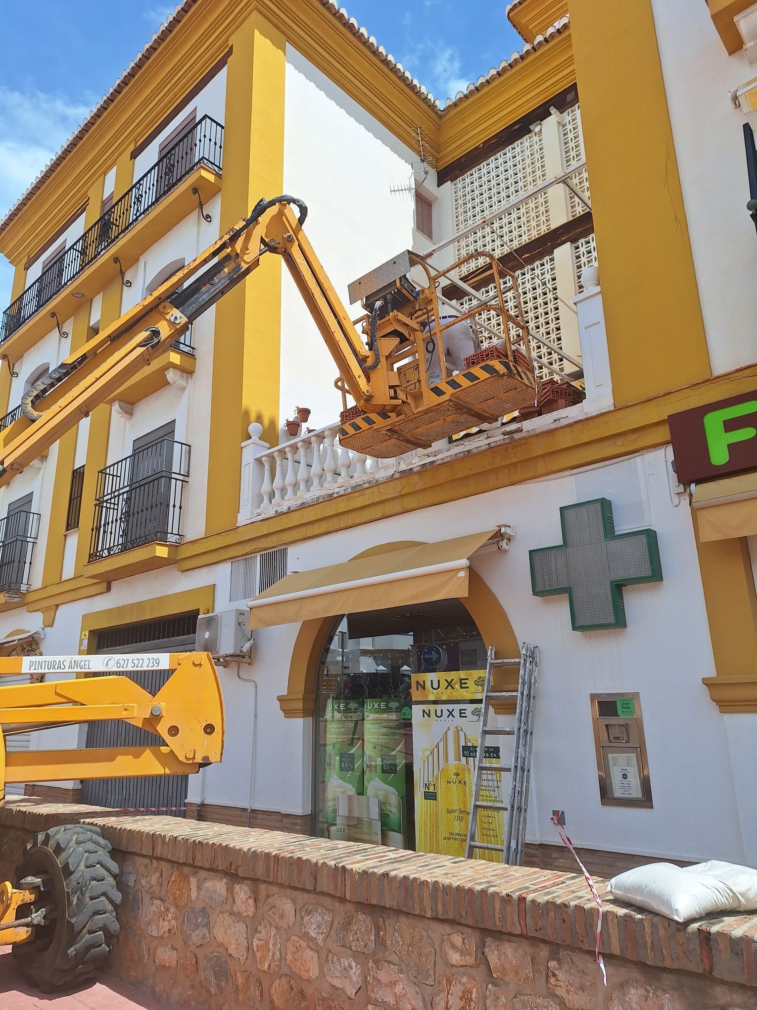Detalle de fachada de farmacia con plataforma