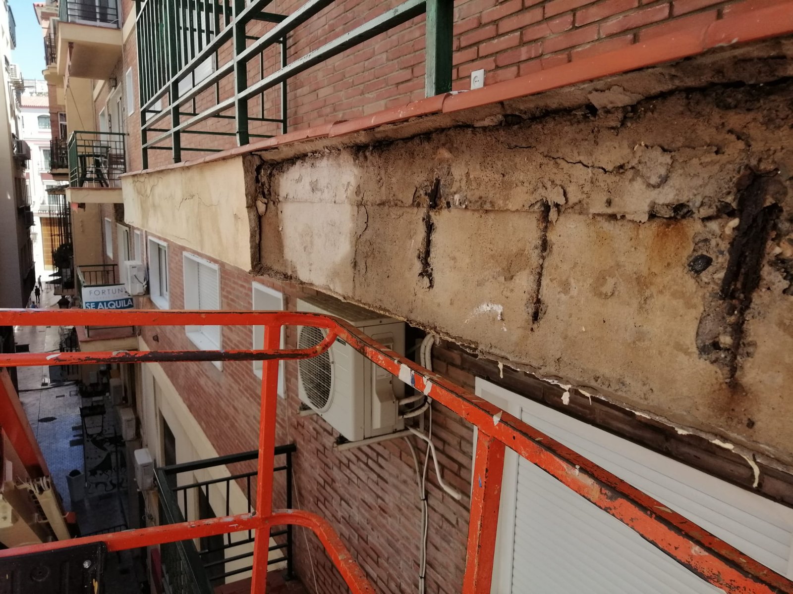 Reparación de estructura metálica con andamio