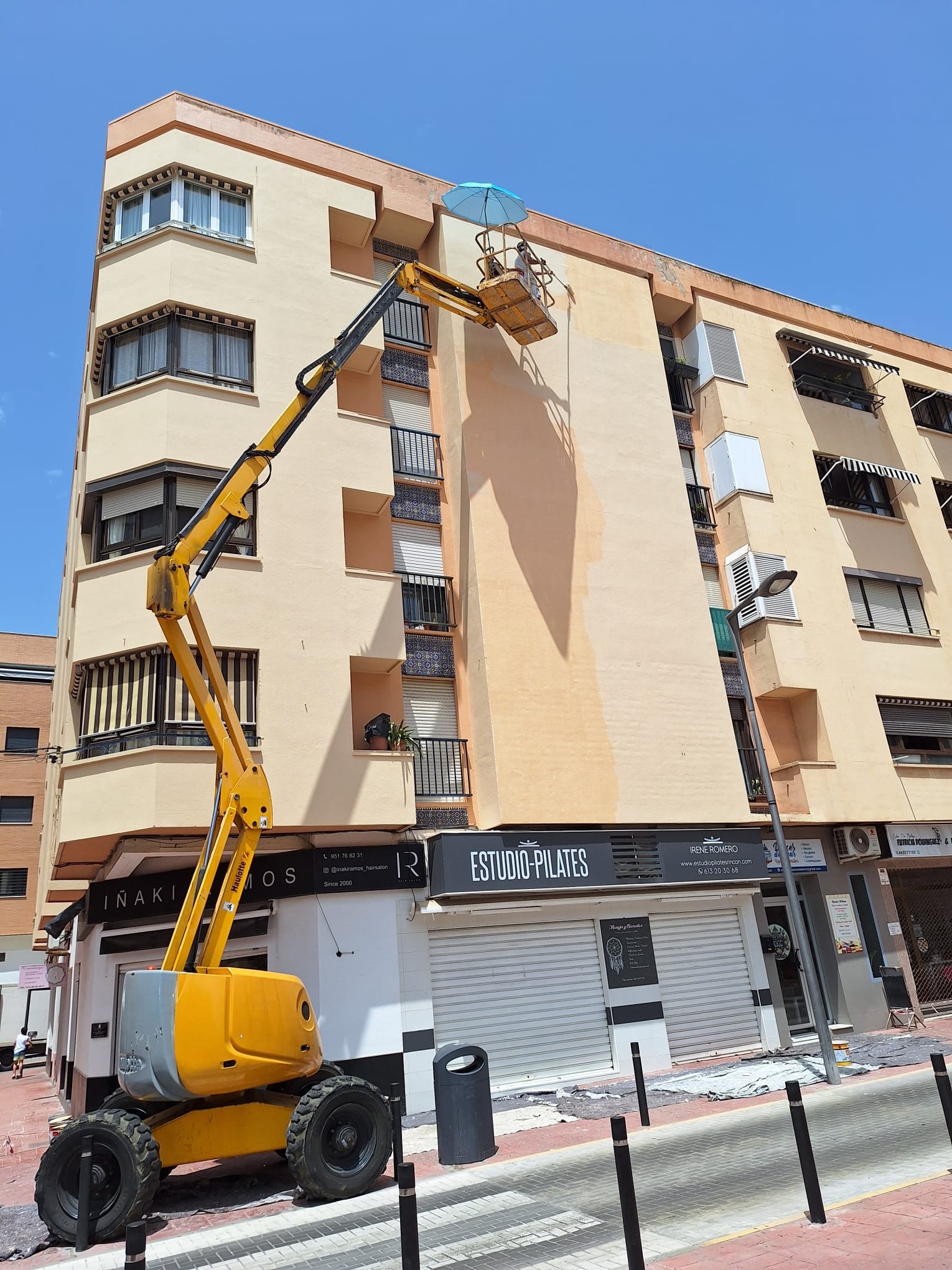 Fachada amarilla en esquina con plataforma