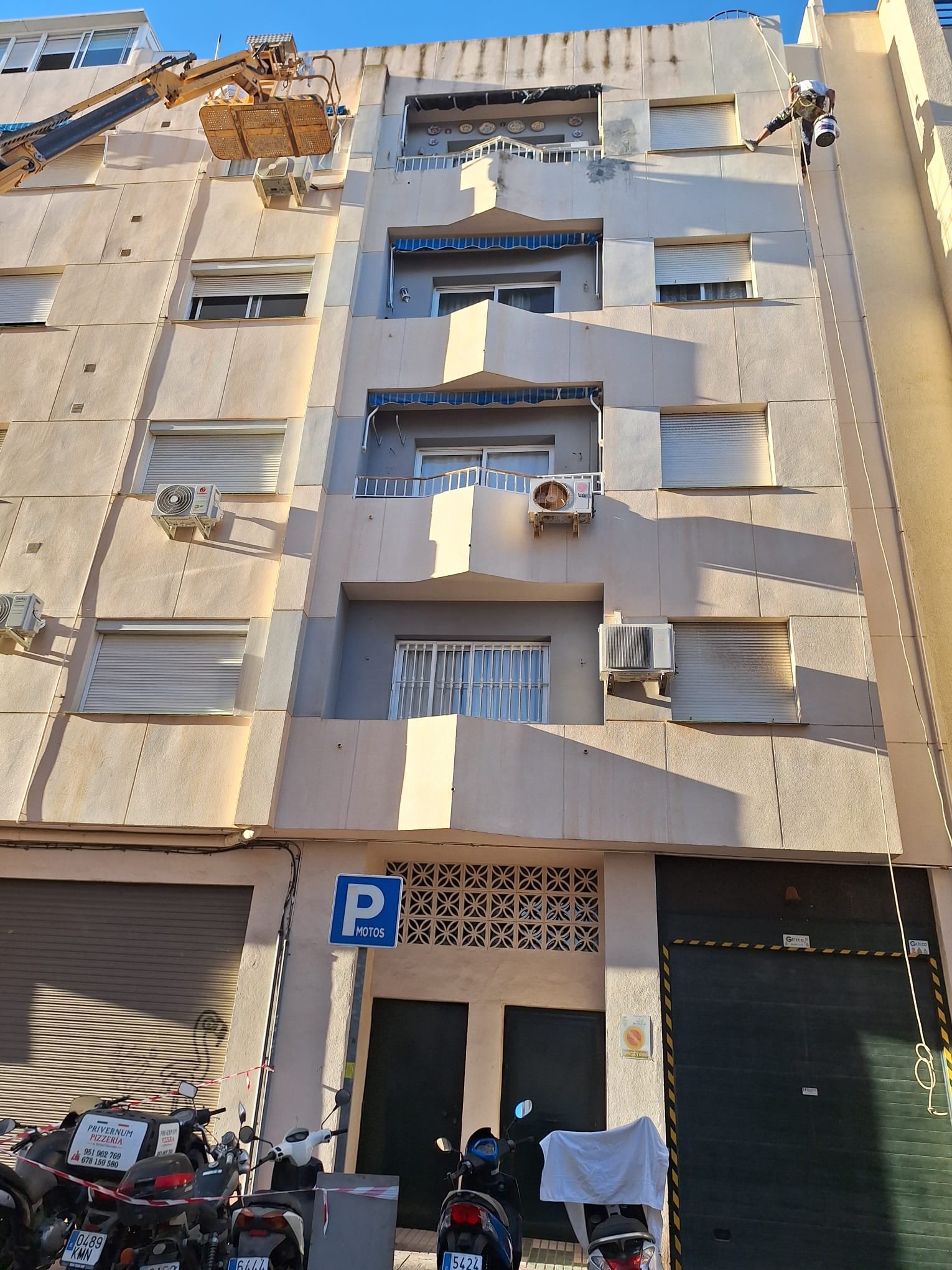 Fachada beige vertical con plataforma