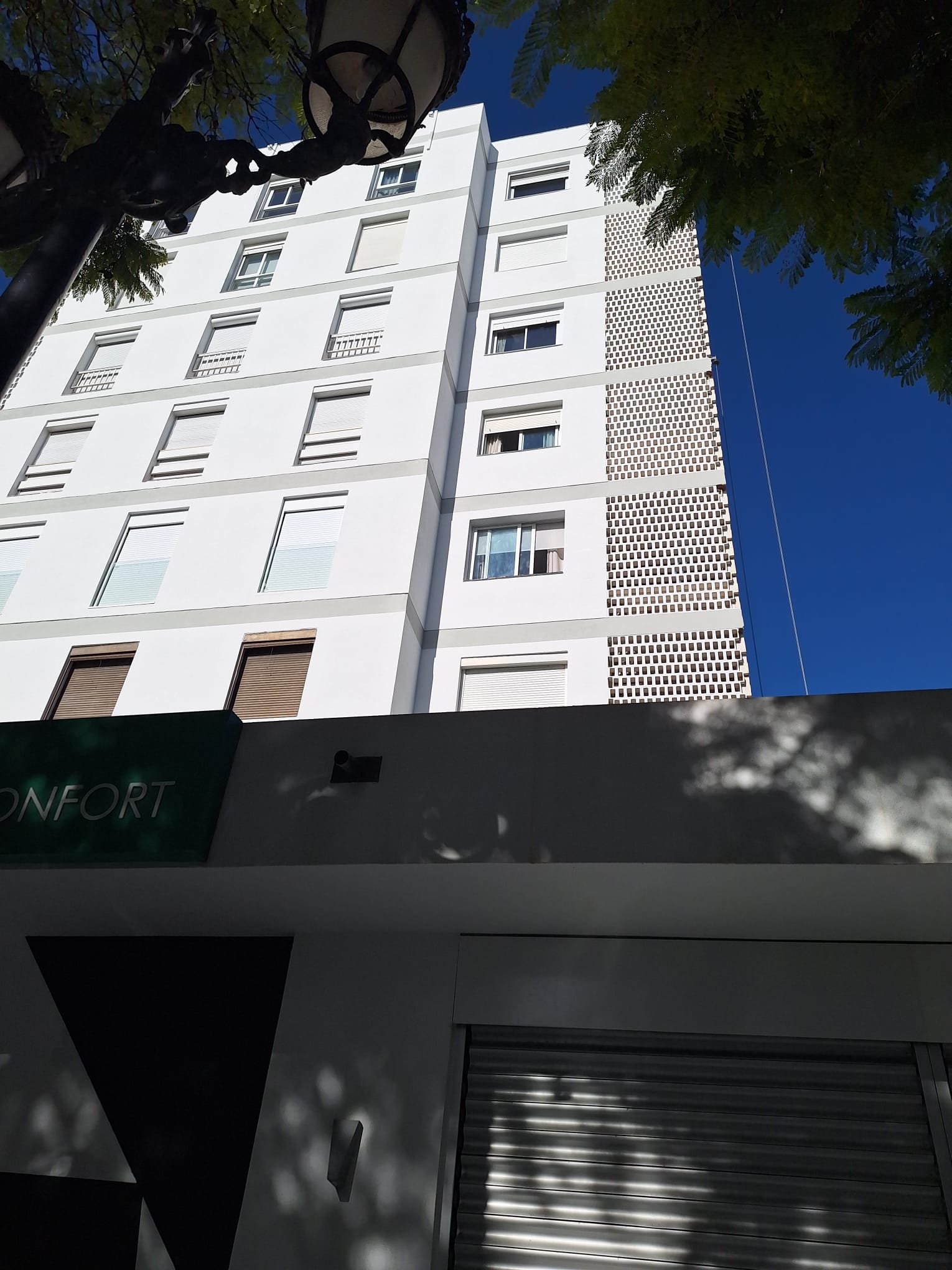 Bajo comercial con fachada blanca