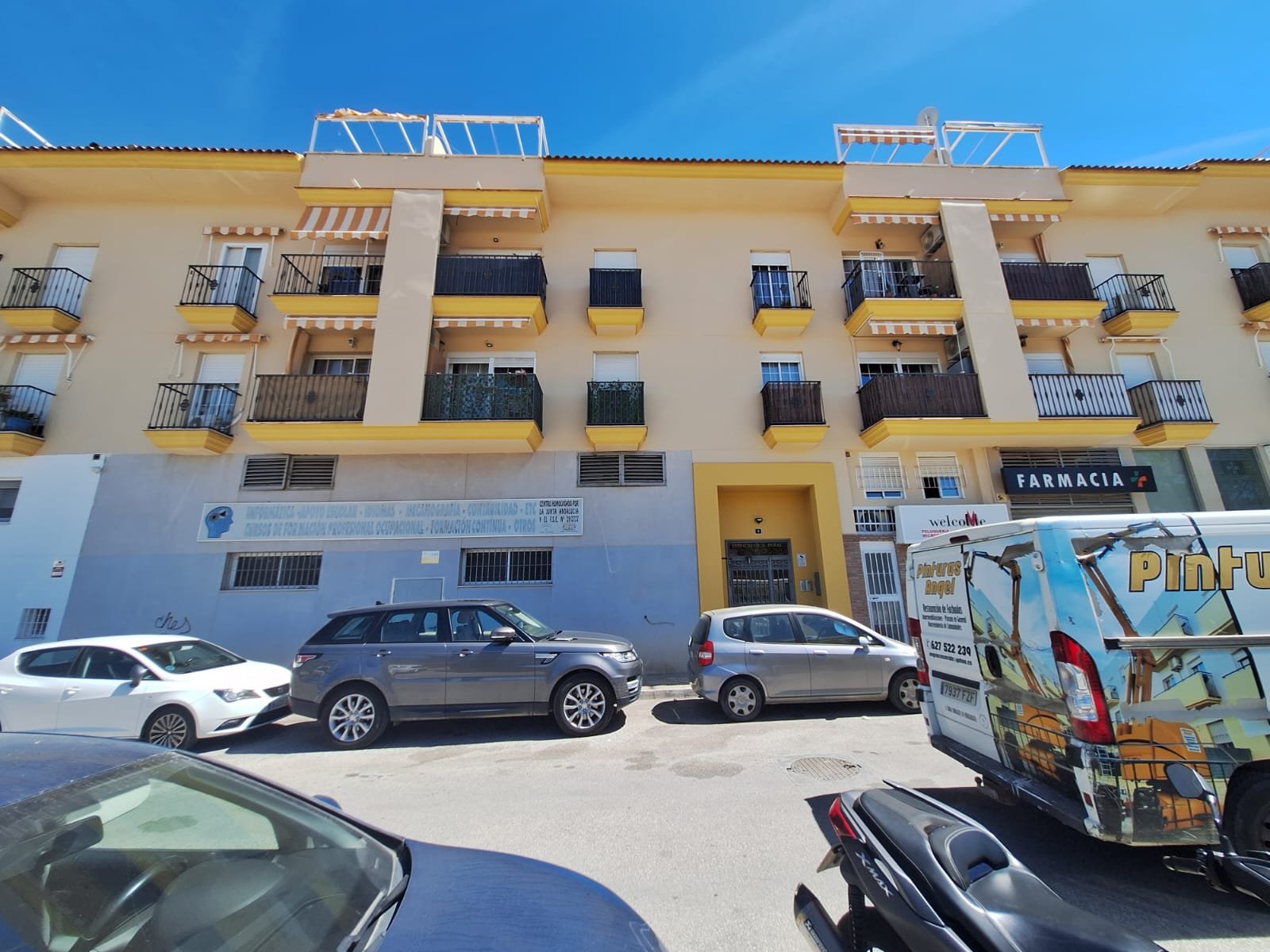 Edificio amarillo renovado