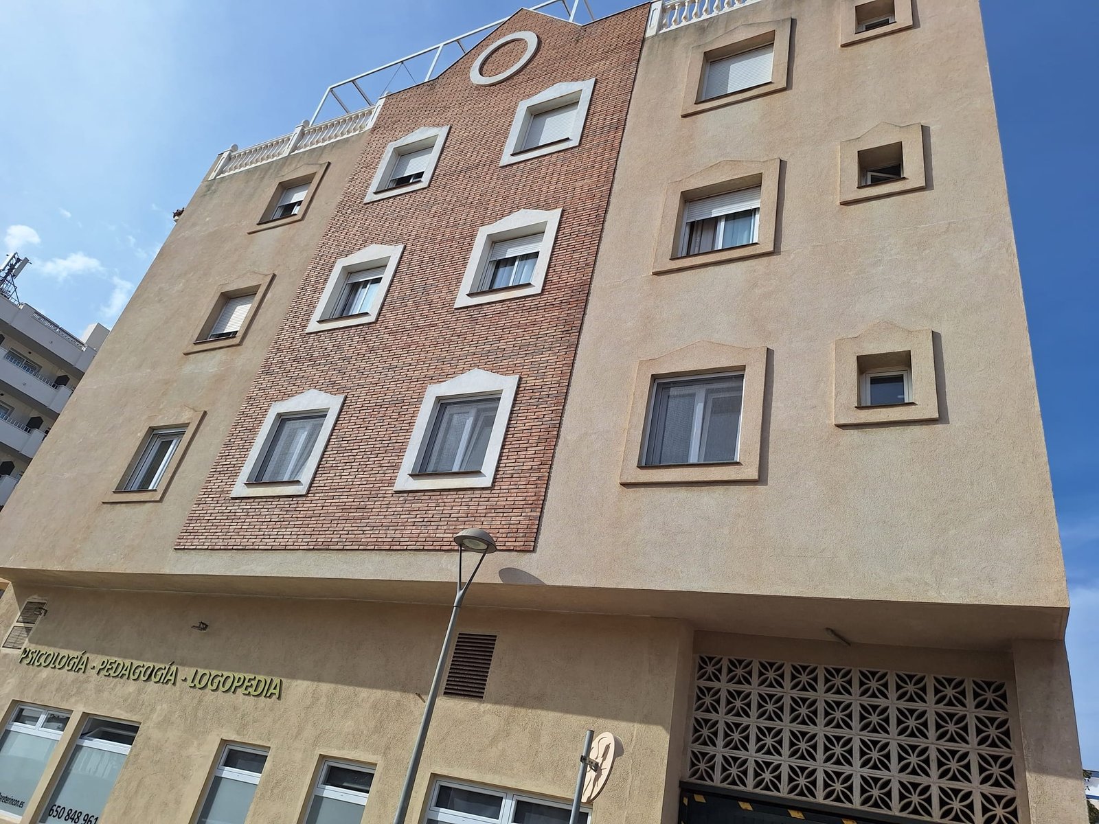 Fachada de edificio beige terminada