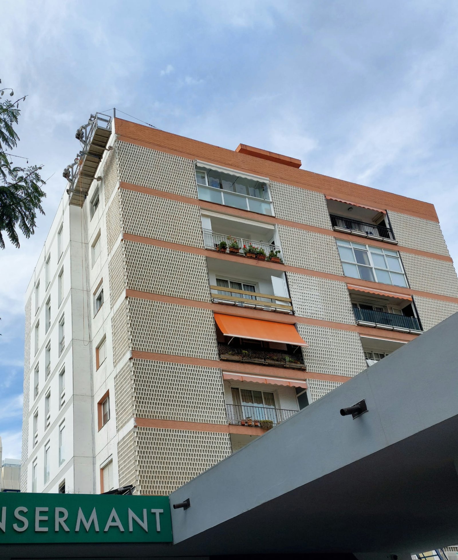 Fachada vertical de edificio naranja