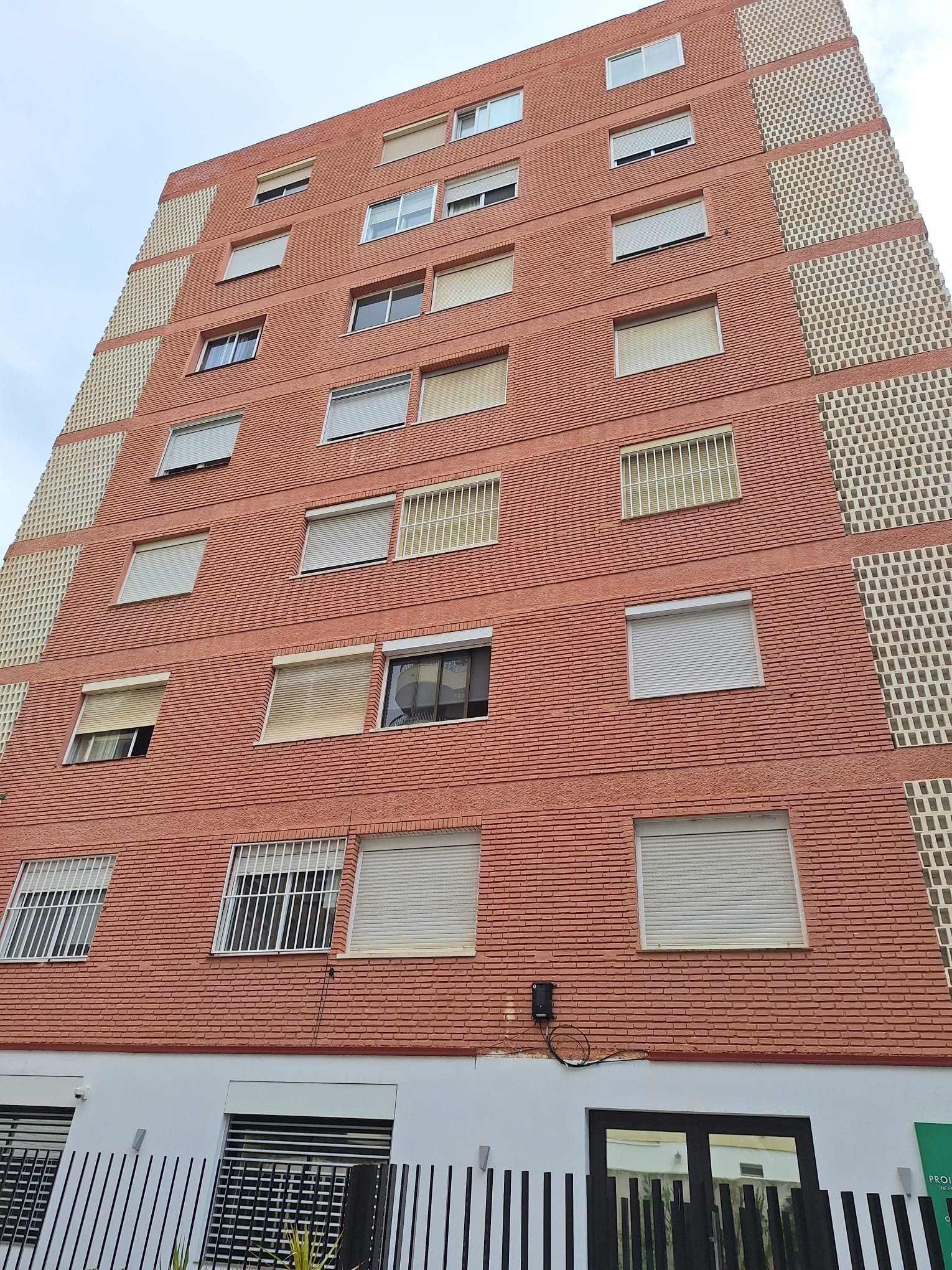 Fachada roja vertical acabada