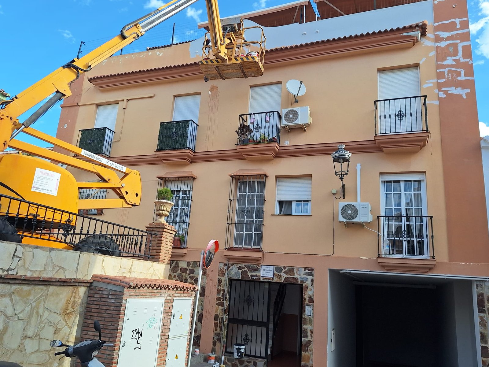 Pintura exterior en vivienda amarilla