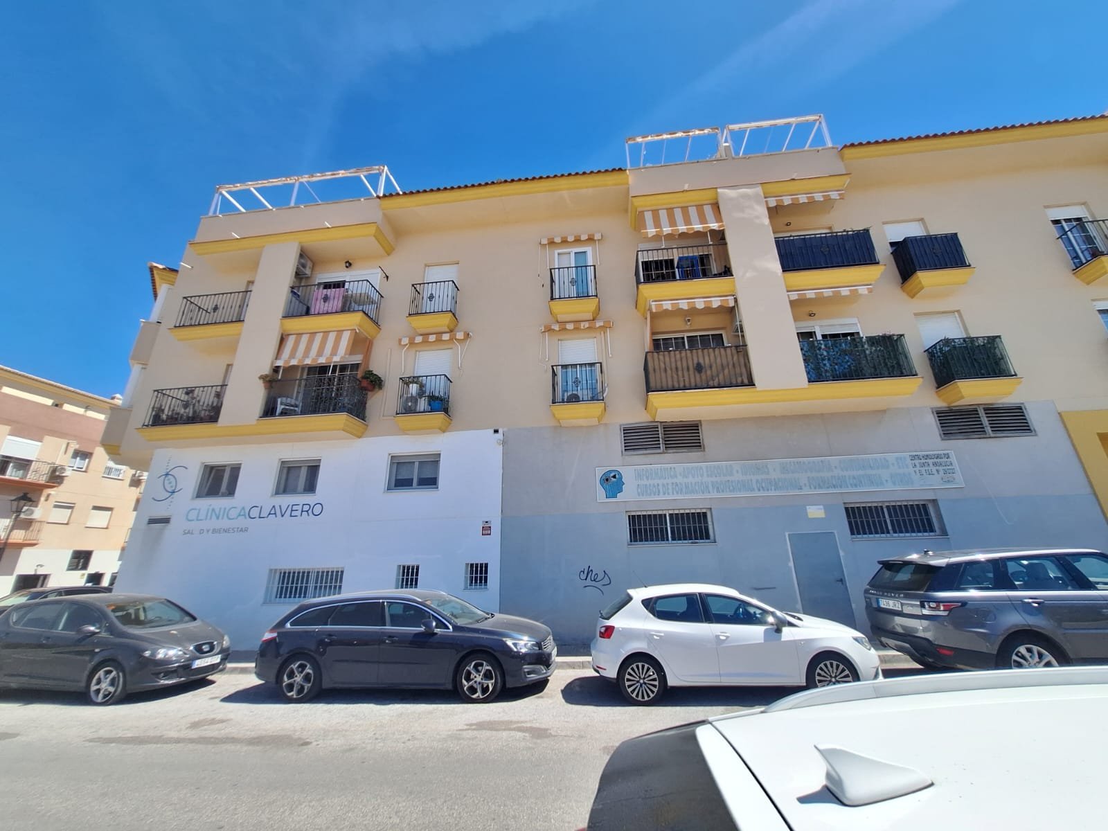 Fachada de edificio amarillo renovada