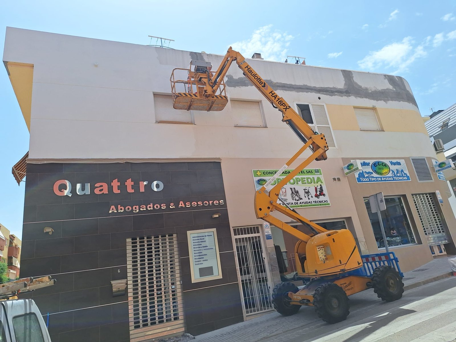 Local comercial con plataforma elevadora durante el trabajo