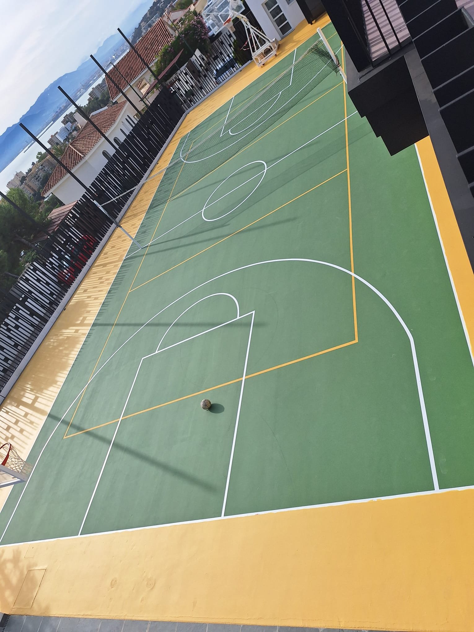 Vista lateral de pista deportiva pintada
