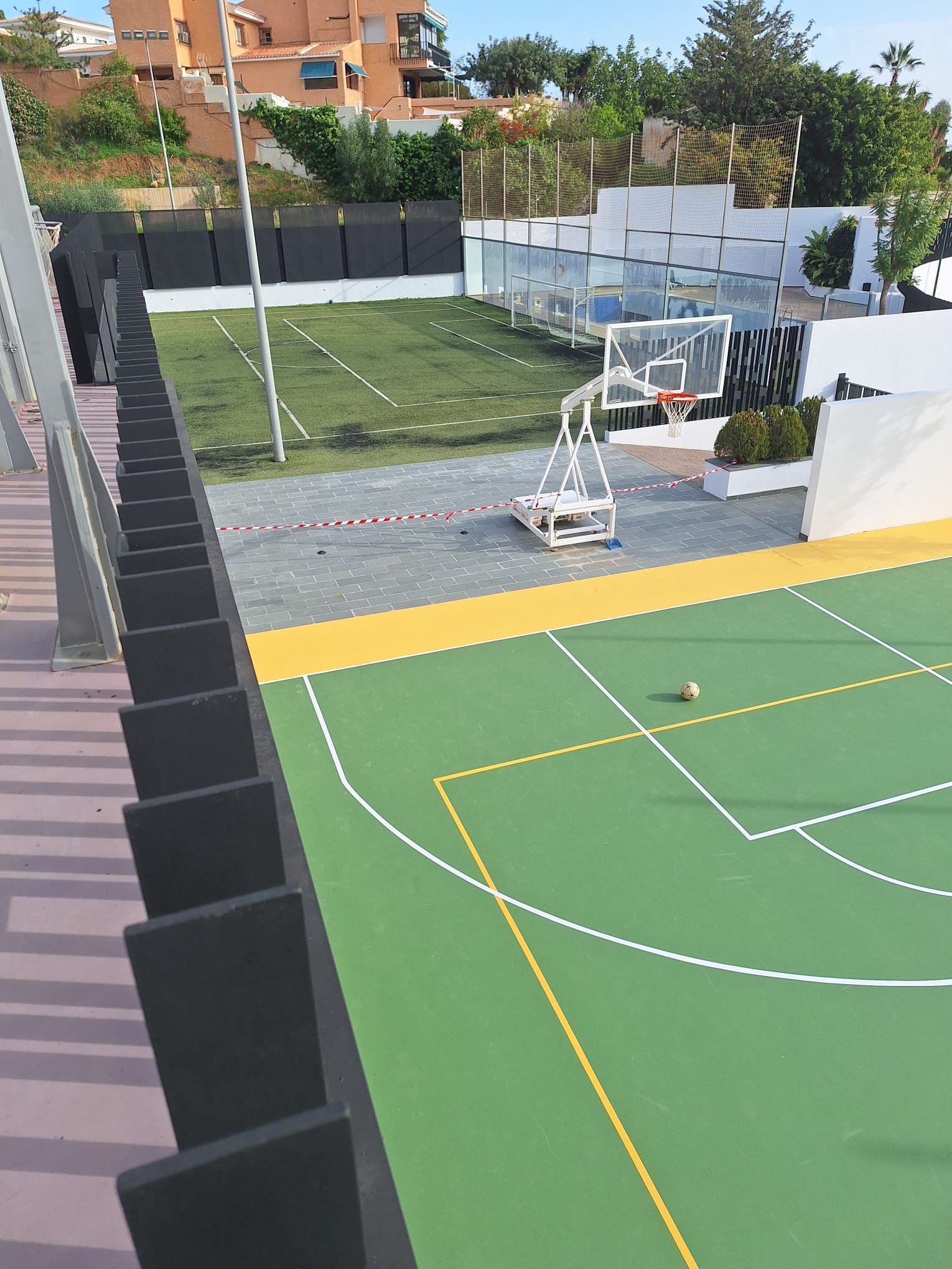Zona de pista deportiva junto a escaleras