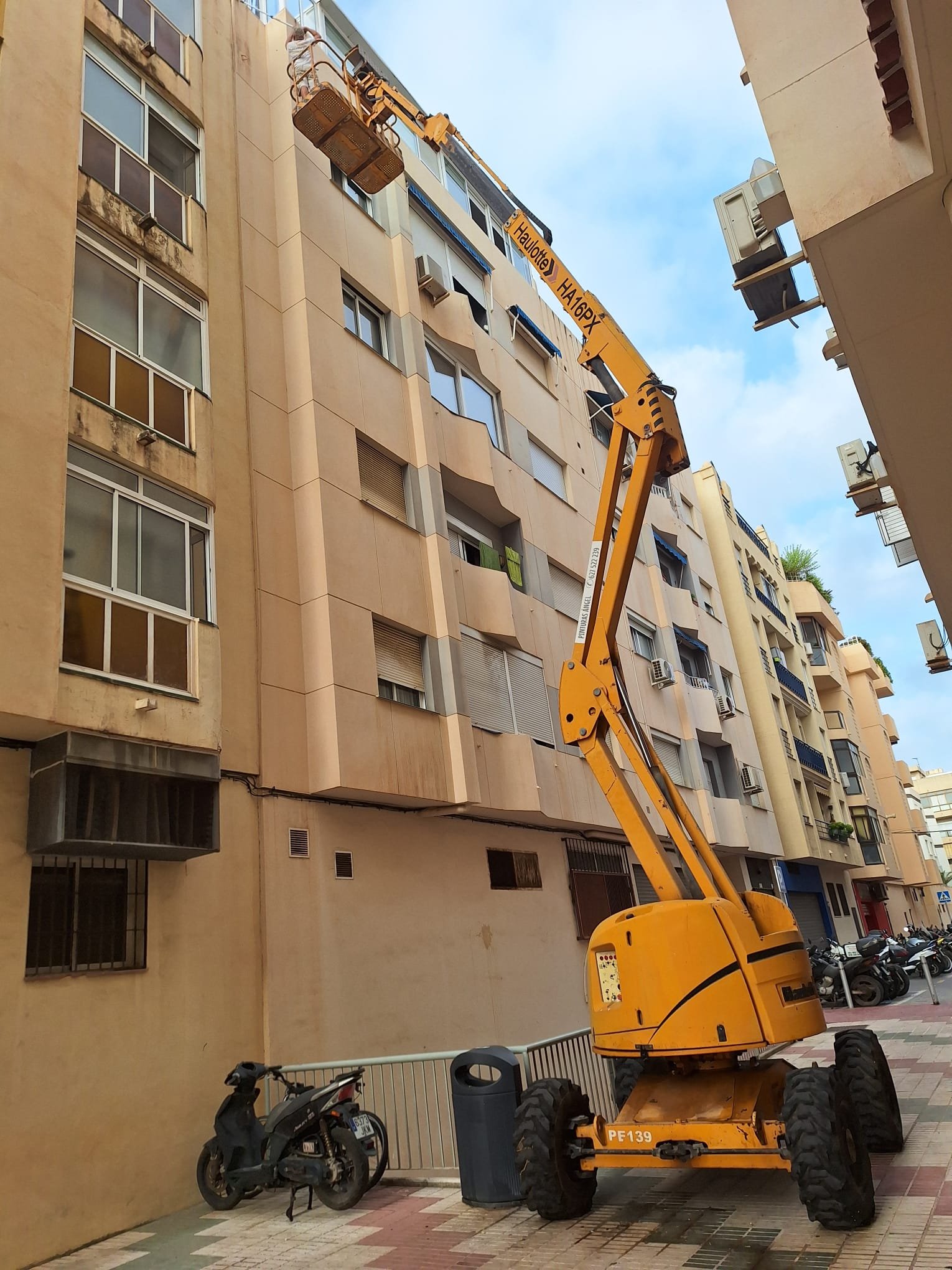 Plataforma elevadora trabajando en una fachada