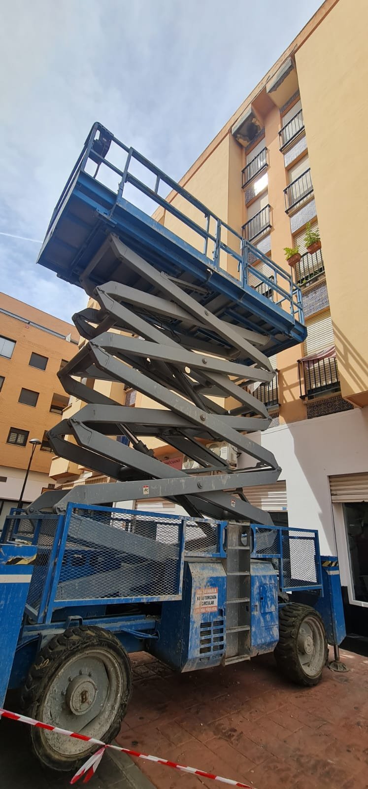 Plataforma elevadora desplegada junto a fachada