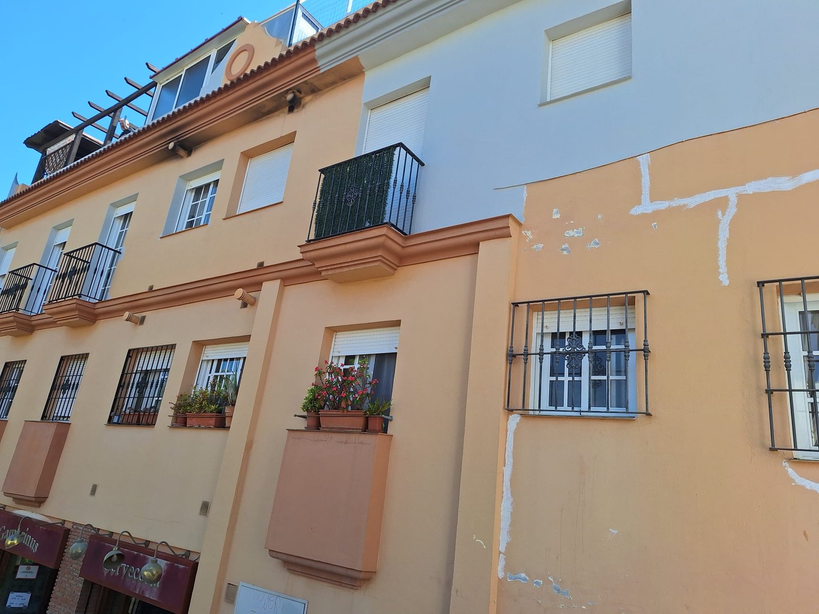 Trabajo de pintura exterior en vivienda